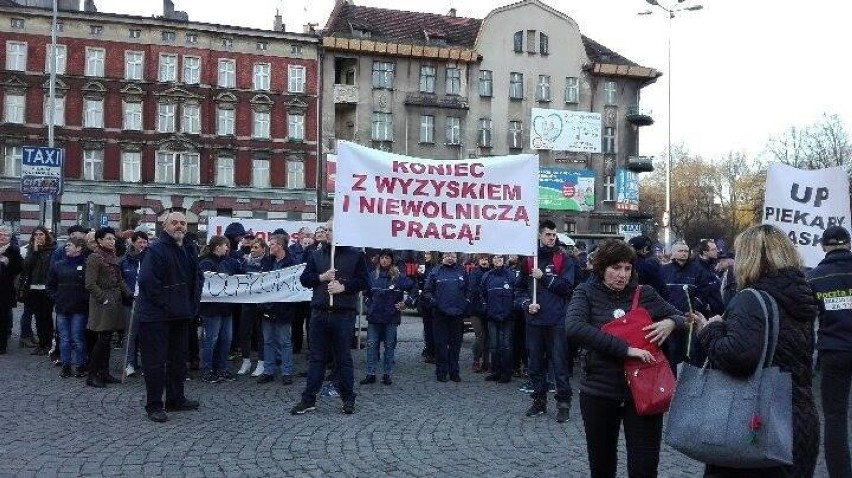 Protest listonoszy w Katowicach [ZDJĘCIA]. Pocztowcy żądają m.in. podwyżek i zmniejszenia rejonów