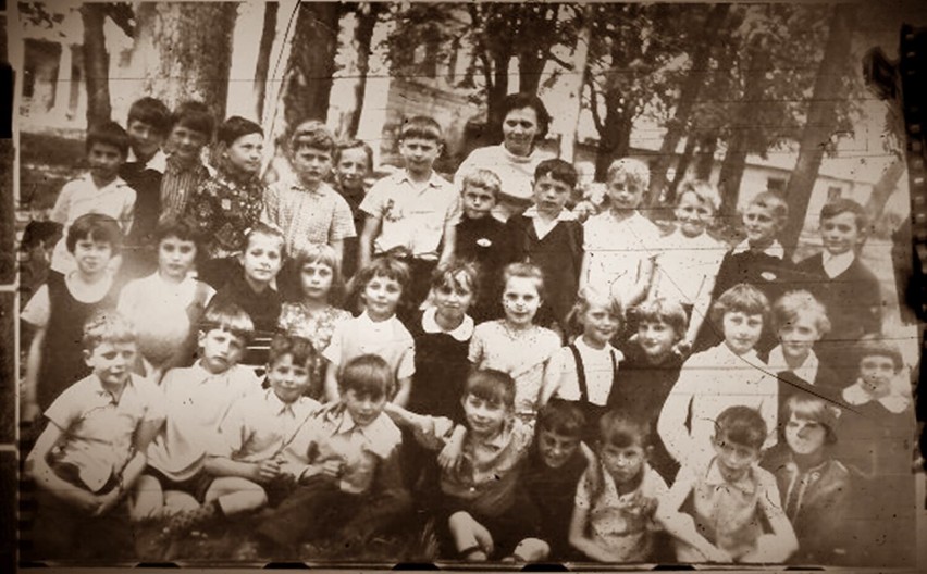 Uczniowie i nauczyciele Szkoły Podstawowej w Złoczewie na archiwalnych fotografiach. Nowa porcja kadrów sprzed lat ZDJĘCIA