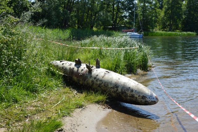 Zgłoszenie od wędkarza mówiło o przedmiocie o cylindrycznym kształcie znajdującym się w jeziorze Lubowidzkim, około 100 metrów od brzegu