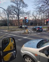 Auto na drzewie na Alejach Trzech Wieszczów w Krakowie. Kierowca uciekł