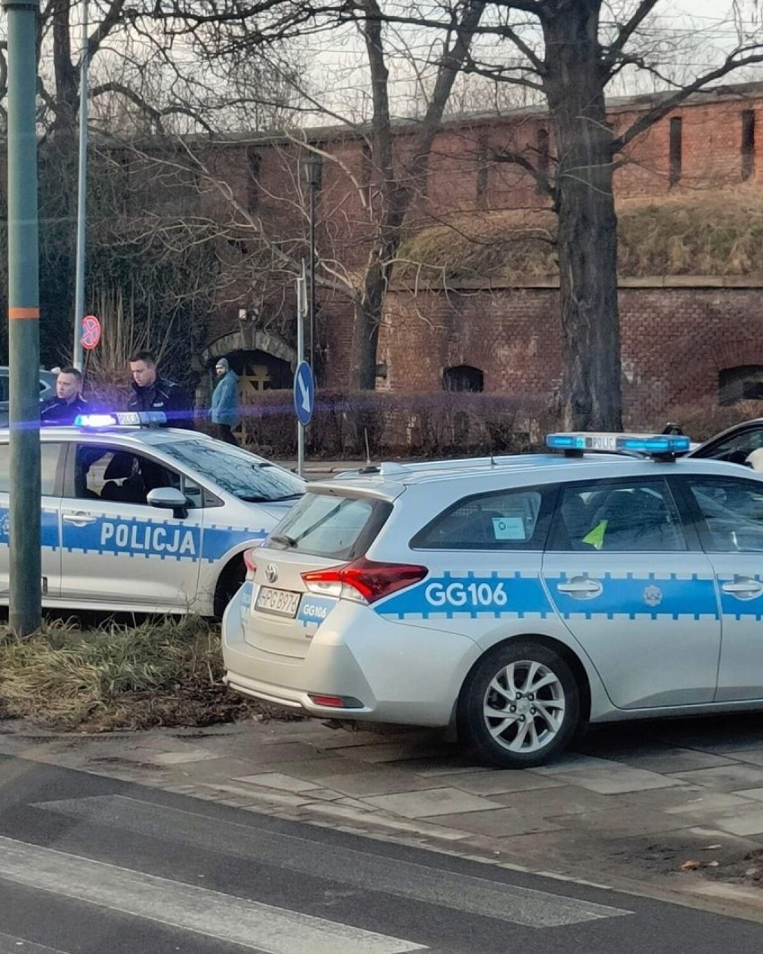 Auto na drzewie na Alejach Trzech Wieszczów w Krakowie. Kierowca uciekł