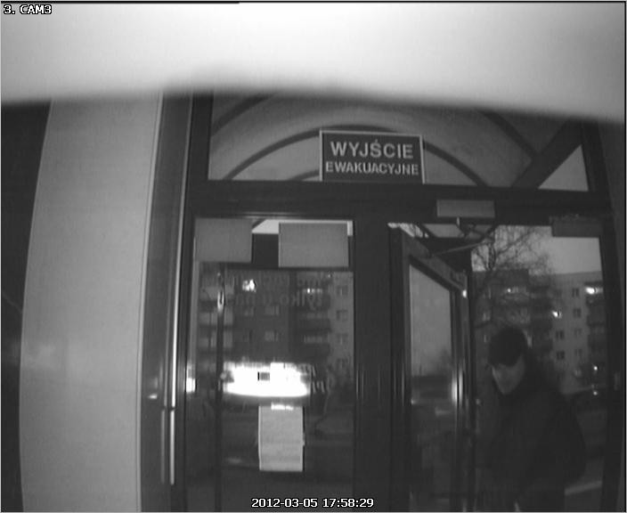 Kraków: policja publikuje zdjęcia mężczyzny, który napadł na bank [ZDJĘCIA]