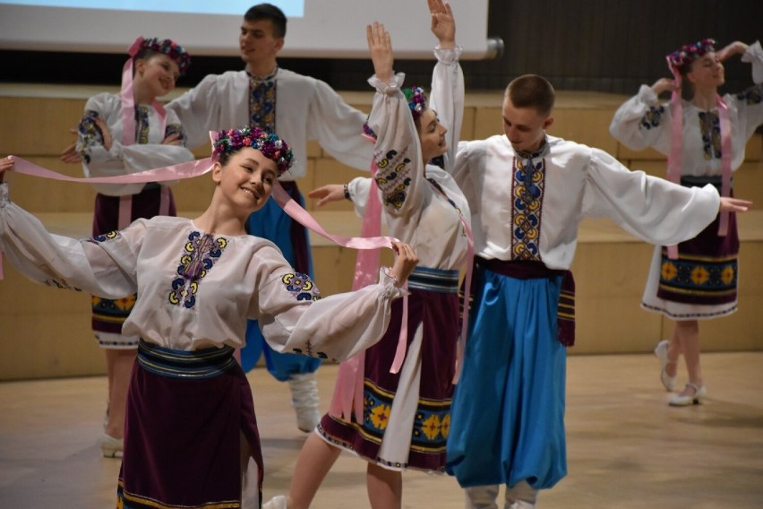 Solidarni z Ukrainą. Zespół taneczny z Żytomierza wystąpił w Kaliszu. ZDJĘCIA