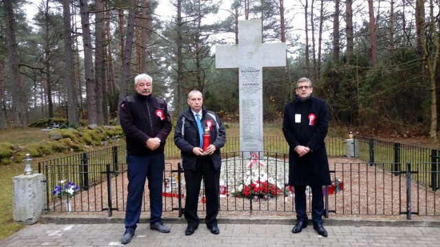 Delegacja z Łowicza przez pomnikiem w Koniuchach