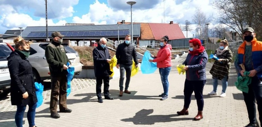 Weekend dla ziemi z biblioteką w Trzebielinie. Pracownicy samorządu, zbierając śmieci, dają dobry przykład