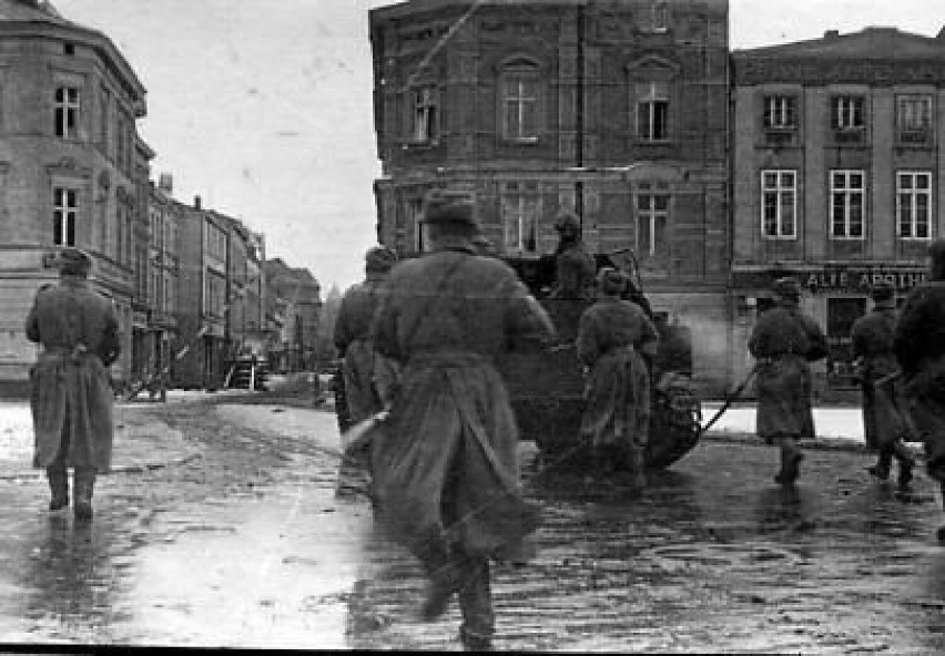 Wojska sowieckie na ulicach Szczecinka w 1945, obecny plac...