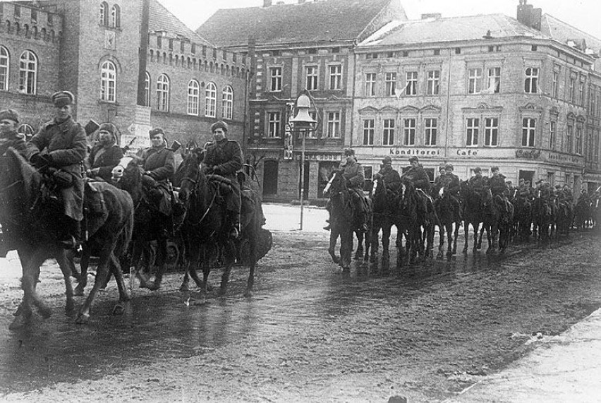 Wojska sowieckie na ulicach Szczecinka w 1945, obecny plac...