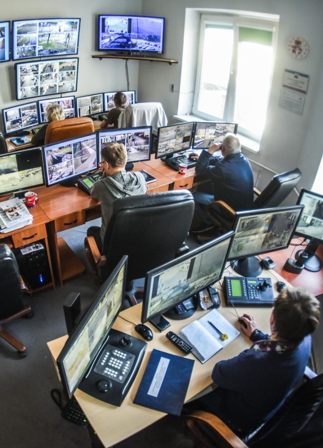 Monitoring obsługują pracownicy straży miejskiej w dwóch studiach: Komendy Miejskiej Policji oraz Komisariatu Śródmieście.