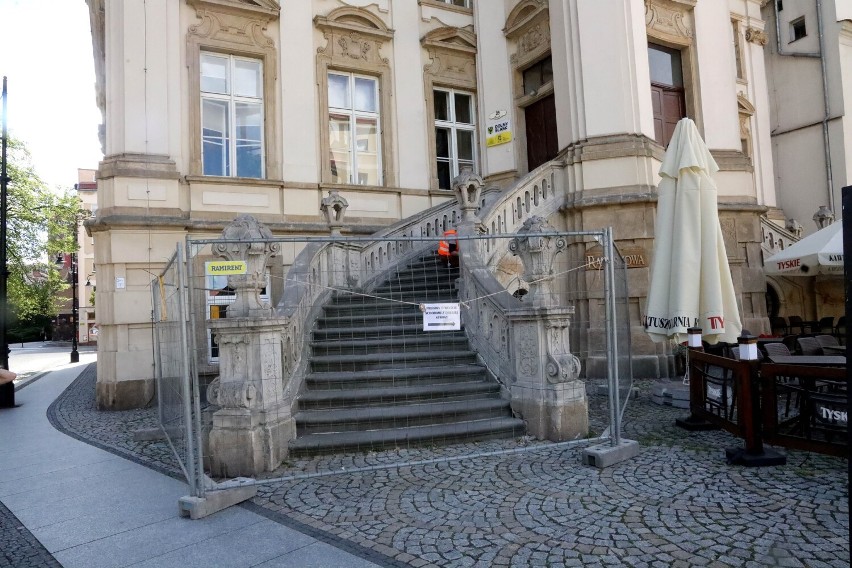 Właśnie rozpoczęła się konserwacja zabytkowych schodów w Legnicy, zobaczcie zdjęcia