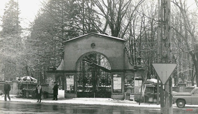 Unikatowe zdjęcia cmentarza przy Limanowskiego pochodzące z początku XX wieku.