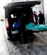 Ul. Szewska. Ciało zmarłego 28-latka ze Szczecina znalezione przy bloku w Stargardzie