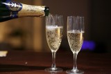 Czy wiecie jak powstał szampan? Jeśli nie, koniecznie przeczytajcie ten artykuł!