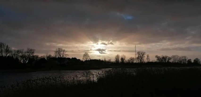 Zachody słońca i zimowe widoki w naszym mieście. Piękne zdjęcia mieszkańca Krosna Odrzańskiego!