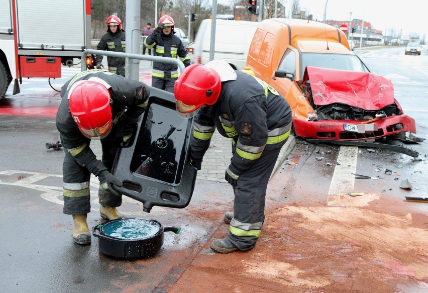 Wrocław: Na Żmigrodzkiej samochód osobowy wjechał w cysternę (ZDJĘCIA)