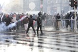 Warszawa: zamieszki i zdemolowany plac Konstytucji 