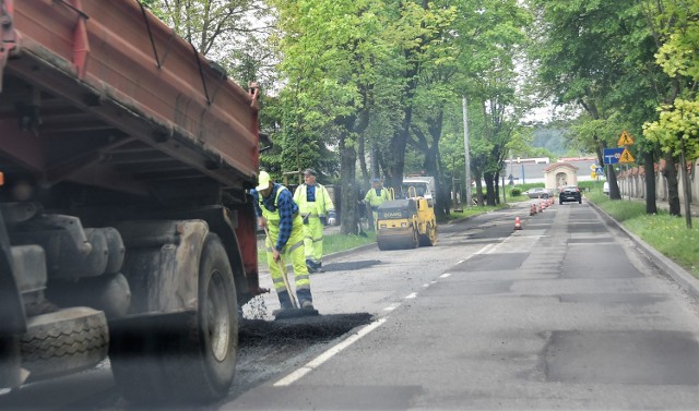 Na ulicy Tuchowskiej w Tarnowie kolejny dzień trwa doraźna wymiana asfaltu na drodze