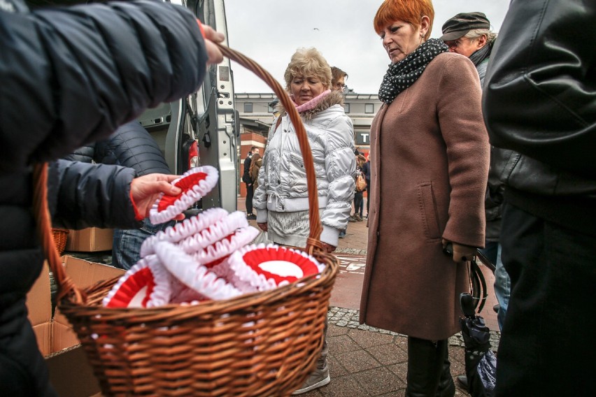 Przed Dniem Niepodległości. Przy "Krewetce" rozdawali flagi mieszkańcom [ZDJĘCIA]