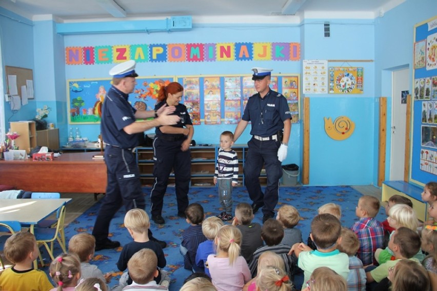 Policjanci spotkali się  przedszkolakami
