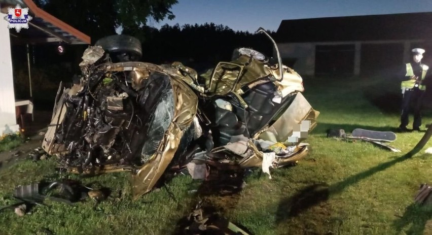 Lubelskie. Tragedia na drodze w powiecie łukowskim. Auto uderzyło w ogrodzenie i dachowało. Nie żyją dwie osoby