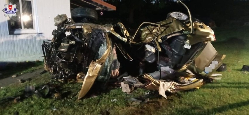 Lubelskie. Tragedia na drodze w powiecie łukowskim. Auto uderzyło w ogrodzenie i dachowało. Nie żyją dwie osoby