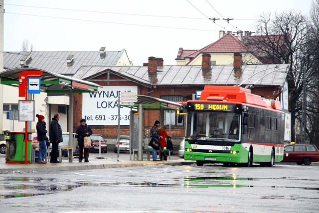 Wspólny przystanek dla jadących w stronę centrum - tak ma być od 1 marca na pl. Dworcowym.