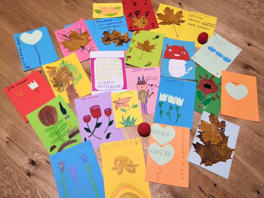 Dzień Seniora w Suwałkach. Przedszkolaki i uczniowie Bajki wykonali kolorowe kartki z życzeniami