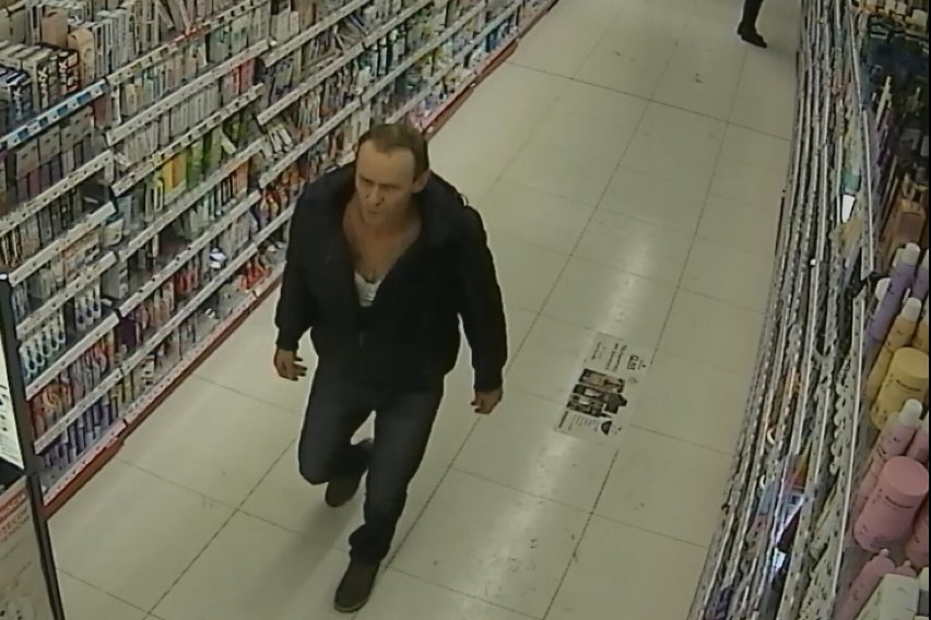 Ten mężczyzna jest podejrzany o kradzież perfum w drogerii...
