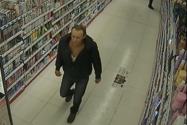 Ten mężczyzna jest podejrzany o kradzież perfum w drogerii przy ul. Wojska Polskiego w Świeciu