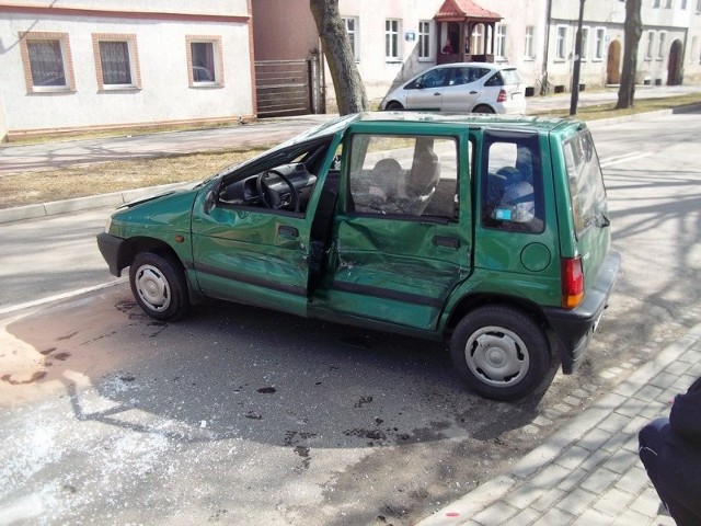 Działania sił ratowniczych przybyłych na miejsce wypadku polegały na: zabezpieczeniu miejsca zdarzenia, odłączeniu akumulatorów w pojazdach, neutralizacji rozlanych płynów eksploatacyjnych oraz usunięciu szkieł i elementów plastikowych zalegających na pasach ruchu. W działaniach brały udział dwa zastępy ratownicze (7 strażaków) z Jednostki Ratowniczo-Gaśniczej KP PSP w Białogard. Straty  w pojazdach oszacowano na 7 tys. zł.

Policja Białogard: Wypadek - ZDJĘCIA