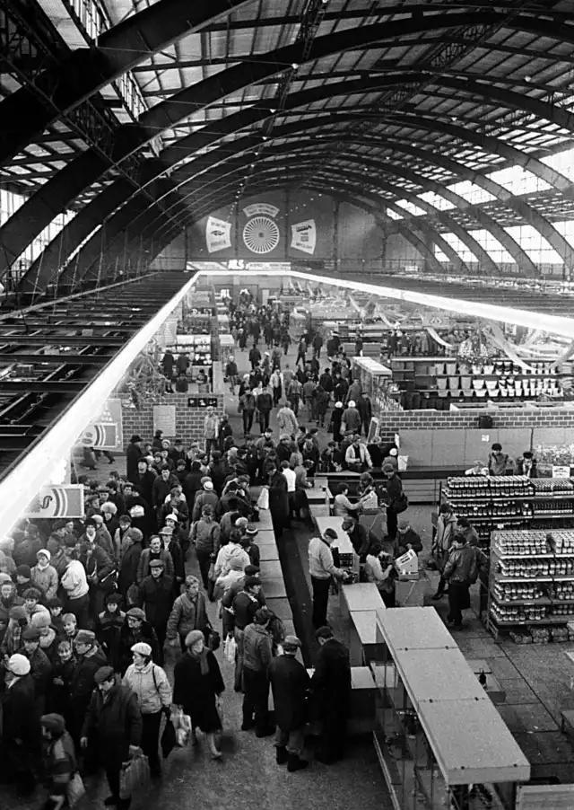 Supersam w Katowicach

Do budowy hali przystąpiono 15 kwietnia 1935 roku. W tym czasie w Katowicach funkcjonowało 1486 sklepów spożywczych, 518 odzieżowych, 515 z towarami domowymi - od sklepów meblowych po drogerie - i 241 z artykułami różnymi, samochodami, narzędziami, książkami.

Do 1925 r. handel odbywał się w poniedziałku, czwartki i soboty na rynku, z czasem targowisko przeniesiono nad brzeg Rawy, właśnie wzdłuż ul. Piotra Skargi. Tyle że tu handlowano pod gołym niebem, a w dni deszczowe także w błocie... 

Projekt Supersamu to dzieło Lucjana Sikorskiego z Wydziału Budownictwa Naziemnego magistratu, natomiast projekt konstrukcji stalowej hali - prof. Stefana Bryły ze Lwowa, tego samego, który zaprojektował stalową konstrukcję katowickiego Drapacza Chmur z ulicy Żwirki i Wigury.