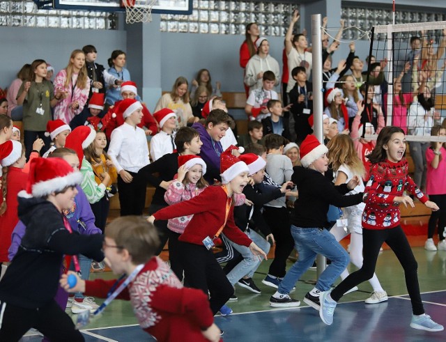 Mecz siatkówki o puchar świętego Mikołaja w Szkole Podstawowej nr 10 w Kaliszu