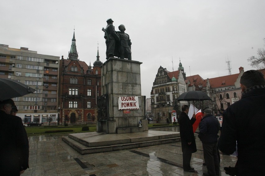 Manifestacja na Placu Słowiańskim w Legnicy (ZDJĘCIA)