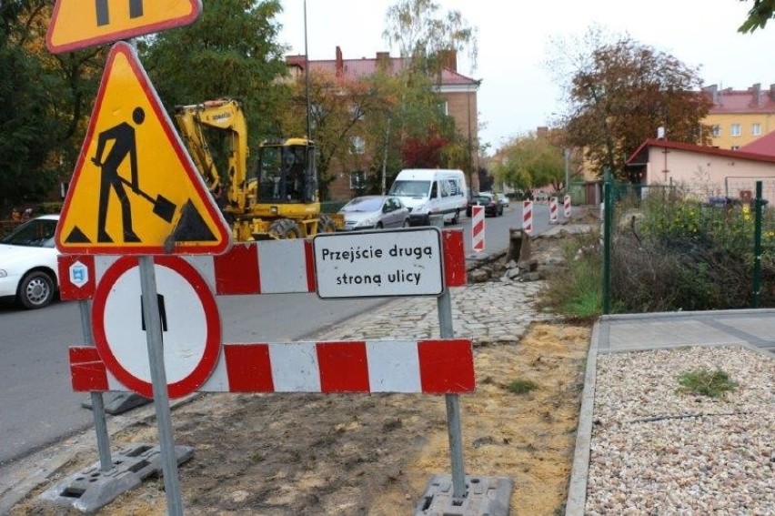 Podczas rozbiórki starych płyt chodnikowych trafiono na...