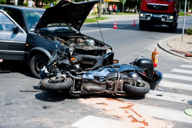 Motocyklista zderzył się z samochodem osobowym na skrzyżowaniu ul. Roosevelta i Żeromskiego.
Motocyklista jechał w kierunku Jankowa Dolnego, volkswagen golf II nadjeżdżał z przeciwnej strony i skręcał w ul. Żeromskiego. Policja ustala przyczyny wypadku. 

Zobacz więcej: Wypadek na ul. Roosevelta w Gnieźnie. Motocyklista w szpitalu