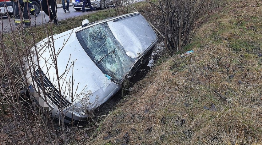 W Kameli volkswagen wpadł w poślizg i zjechał do rowu