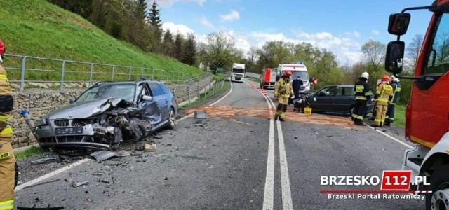 W wyniku wypadku dwie osoby trafiły do szpitala w Brzesku.