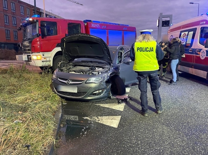 Opole. Przy szpitalu tymczasowym w Opolu zderzyły się dwa samochody. Jedna osoba jest poszkodowana