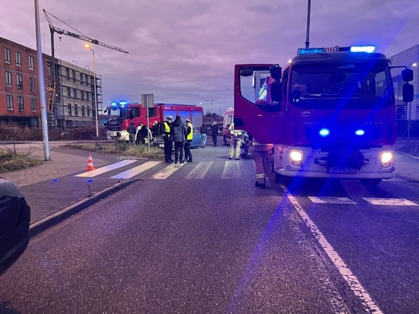 Opole. Przy szpitalu tymczasowym w Opolu zderzyły się dwa samochody. Jedna osoba jest poszkodowana