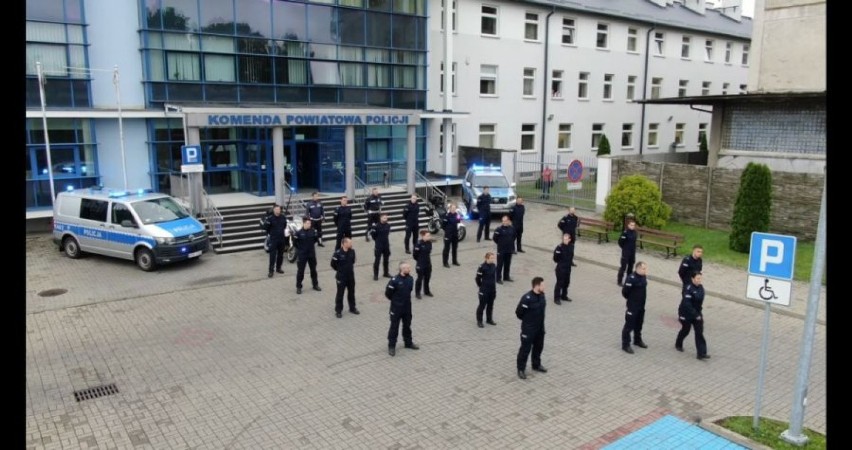 Jarosławscy policjanci wzięli udział w charytatywnej akcji #GaszynChallenge. Przed komendą policji wykonali wspólnie 10 pompek [FOTO]