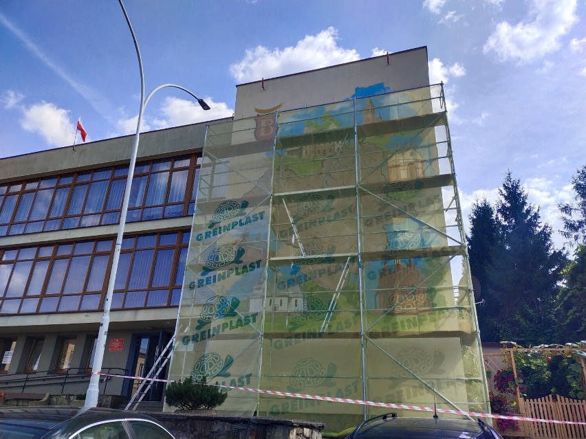 Mural z mapą atrakcji turystycznych w Birczy.