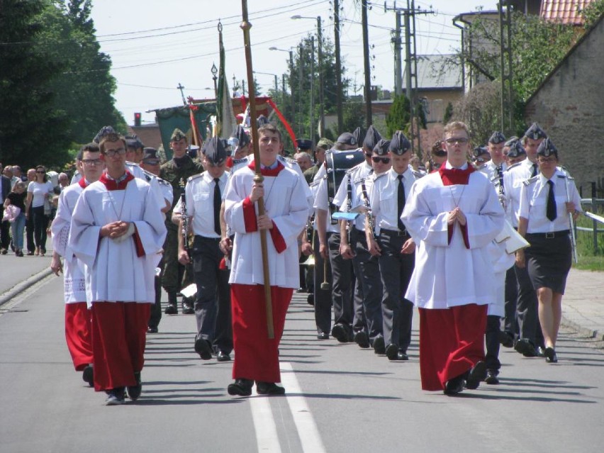 Parafianie sprowadzili prochy pierwszego proboszcza w Jankowie Przygodzkim [FOTO]