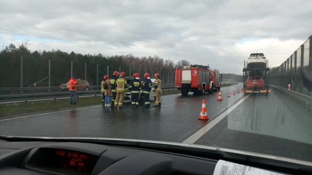 Do zdarzenia doszło w czwartek, 27 lutego, po południu na drodze S3 za Skwierzyną w kierunku Międzyrzecza.

Jak poinformowała nas międzyrzecka policja, kierująca bmw nie dostosowała prędkości do warunk&oacute;w panujących na drodze i wpadła w poślizg. W efekcie samoch&oacute;d uderzył w barierki.

- Nikomu nic się nie stało. Droga jest przejezdna - m&oacute;wi st. asp. Justyna Łętowska z międzyrzeckiej policji.


Wideo: Skoczył ze spadochronem i wylądował wprost na... jadącym motocyklu
&lt;script async defer class=&quot;XlinkEmbedScript&quot;  data-width=&quot;700&quot; data-height=&quot;393&quot; data-url=&quot;//get.x-link.pl/a26fd050-bedc-a859-b2e0-8709caf184ef,a612f454-f4a2-3cba-d3f8-43d3fe84c6ba,embed.html&quot; type=&quot;application/javascript&quot; src=&quot;//prodxnews1blob.blob.core.windows.net/cdn/js/xlink-i.js?v1&quot; &gt;&lt;/script&gt;