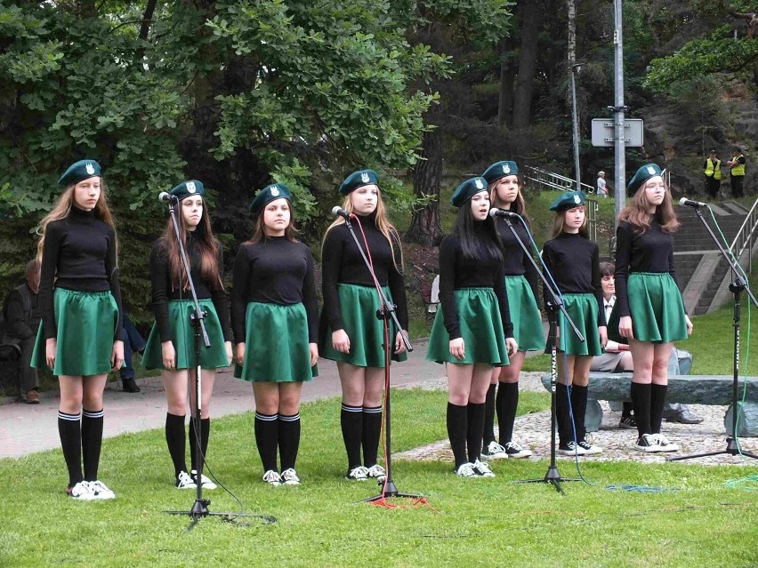 Patriotyczne i partyzanckie śpiewanie przy Skwerze „Halnego” w Starachowicach. Zobacz zdjęcia z koncertu