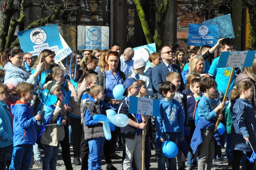 Ulicami Jarocina przeszedł „Marsz dla autyzmu”, zorganizowany przez uczniów i nauczycieli Zespołu Szkół Specjalnych