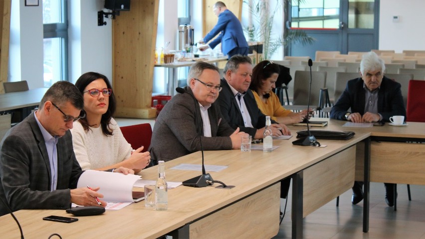 Posiedzenie Powiatowego Zespołu Zarządzania Kryzysowego w Opocznie. Sanepid podał zasady ochrony [foto]