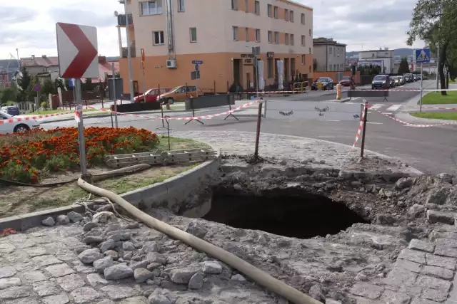 Remonty rond i skrzyżowań na Obłużu drogowcy realizowali dziesięć lat temu. Nie wszystko jednak poszło tak, jak powinno.