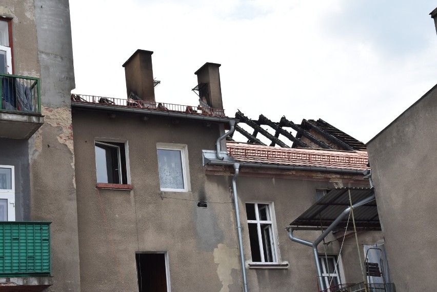 Pożar w centrum Oleśnicy, doszczętnie spłonął dach kamienicy (FOTO)