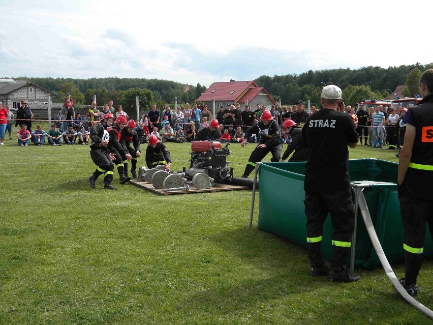 Darzlubie. Gminne zawody sportowo-pożarnicze. Walczyły także drużyny żeńskie