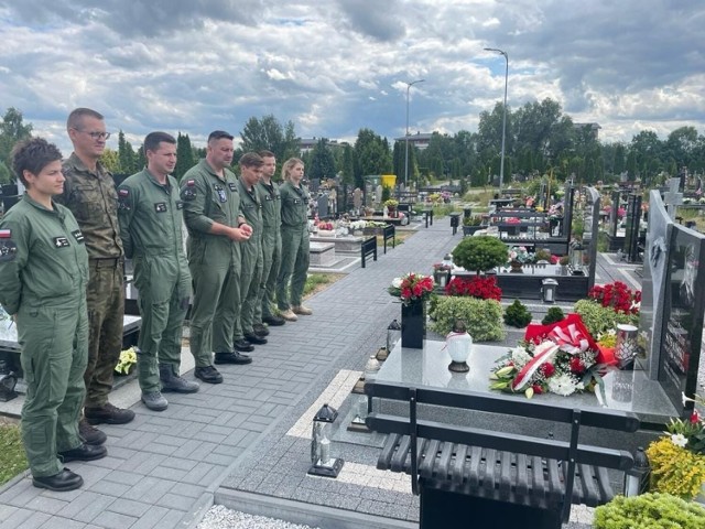 Delegacja z 22 Bazy Lotnictwa Taktycznego odwiedziła grób pilota na cmentarzu w Pruszczu Gdańskim.