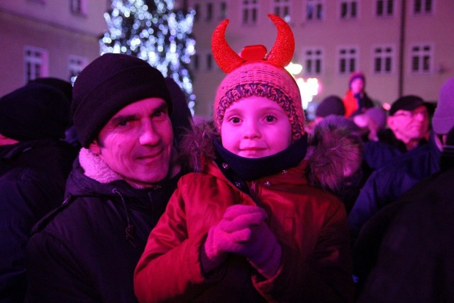 Kilka tysięcy opolan powitało 2017 rok na Rynku w Opolu. Bawili się przy piosenkach Kayah i tańczyli przy rytmach, które zapewnił DJ One Brother. O północy były życzenia i kilkuminutowy pokaz sztucznych ogni. Impreza zakończyła się o 1.00.